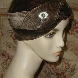 Vintage 1930’s Brown Silk Velvet Rhinestone Flapper Cloche Hat